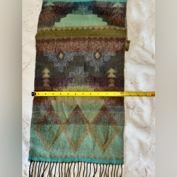 Hand tailored scarf - Picture 4 of 6